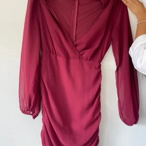 Klänning - Vinröd super fin klänning. Helt oanvänd🫶🏻🫶🏻