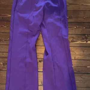 wide byxor lila - storlek 42 från & other stories mycket stretch, har fickor