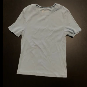 Baby blå top - Tajt, babyblå, storlek S, 