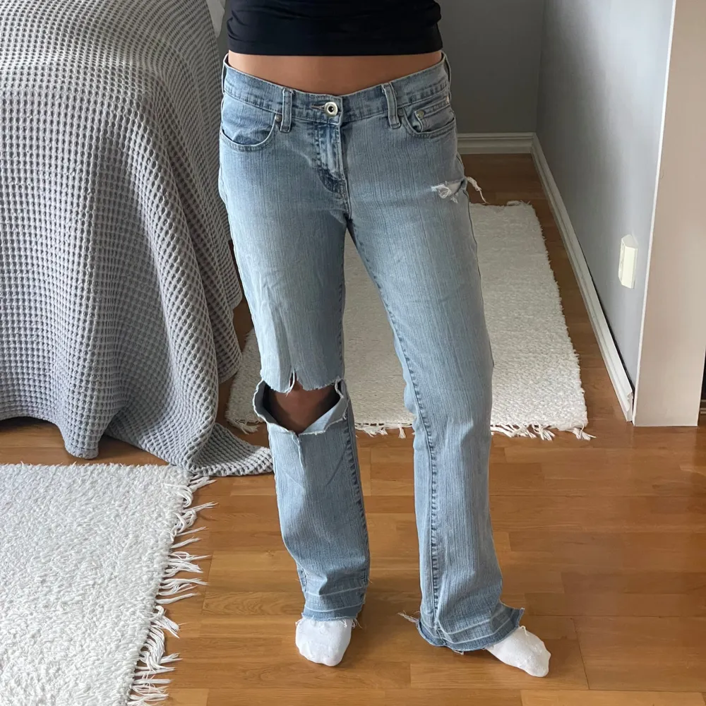 Jag säljer ett par lågmidjade jeans med eget klippt hål jag köpt på en marknad i Spanien, därav står inte märket eller storlek på jeansen! Stolek på jeansen (M/L) short: innerbenslängd 72 cm, midja 78 cm, höft 90 cm, längd 94 cm, hem 22 cm🤎. Jeans & Byxor.