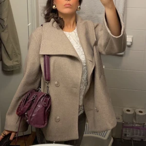 Beige kappa  - Superfin beige kappa perfekt nu till höst!🍂Kappan är från bubbleroom, storlek 34, köpt för 900 kr. Slutsåld på hemsidan. Den är relativt nopprig (se sista bild) men går att fixa hemma om man vill göra det, därav priset.😇