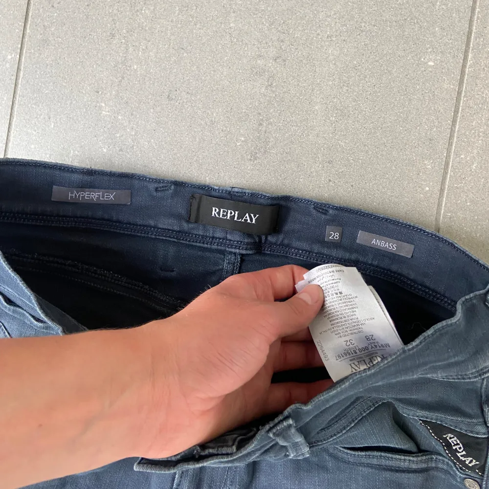 Säljer nu dessa  mörkblå replay Anbass Hyperflex jeans som är i bra skick förutom en fläck som går bort i tvätten, skriv för fler bilder/frågor🙌🏼. Jeans & Byxor.