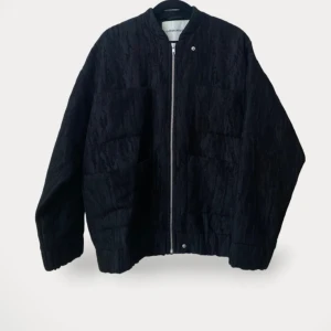 Carin Wester jacka - Jättefin svart bomberjacka från Carin Wester! Bra kvalitet och knappt använd, säljer då jag har en liknande.