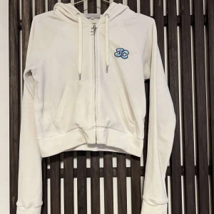 Juicy Couture kofta  - Säljer min Juicy Couture kofta med blått tryck fram och bak då den inte kommer till användning. Använda ca 5 gånger och är i bra skick. 