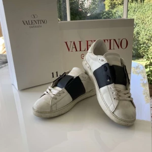 Valentino skor - Ett par valentino skor. Riktigt feta till hösten som passar till allt. Skick 8/10 då dem är använda några gånger och har blivit lite smutsiga men det ska nog gå bort med en lite noggrannare tvätt🤩🤩inga defekter😀 tar emot byten mot cardigan eller väst