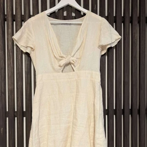 Linneklänning - Säljer den här fina linneklänningen. Använd fåtal gånger, bra skick. Storlek 36, knytbar vid brösten och har dragkedja på sidan. 