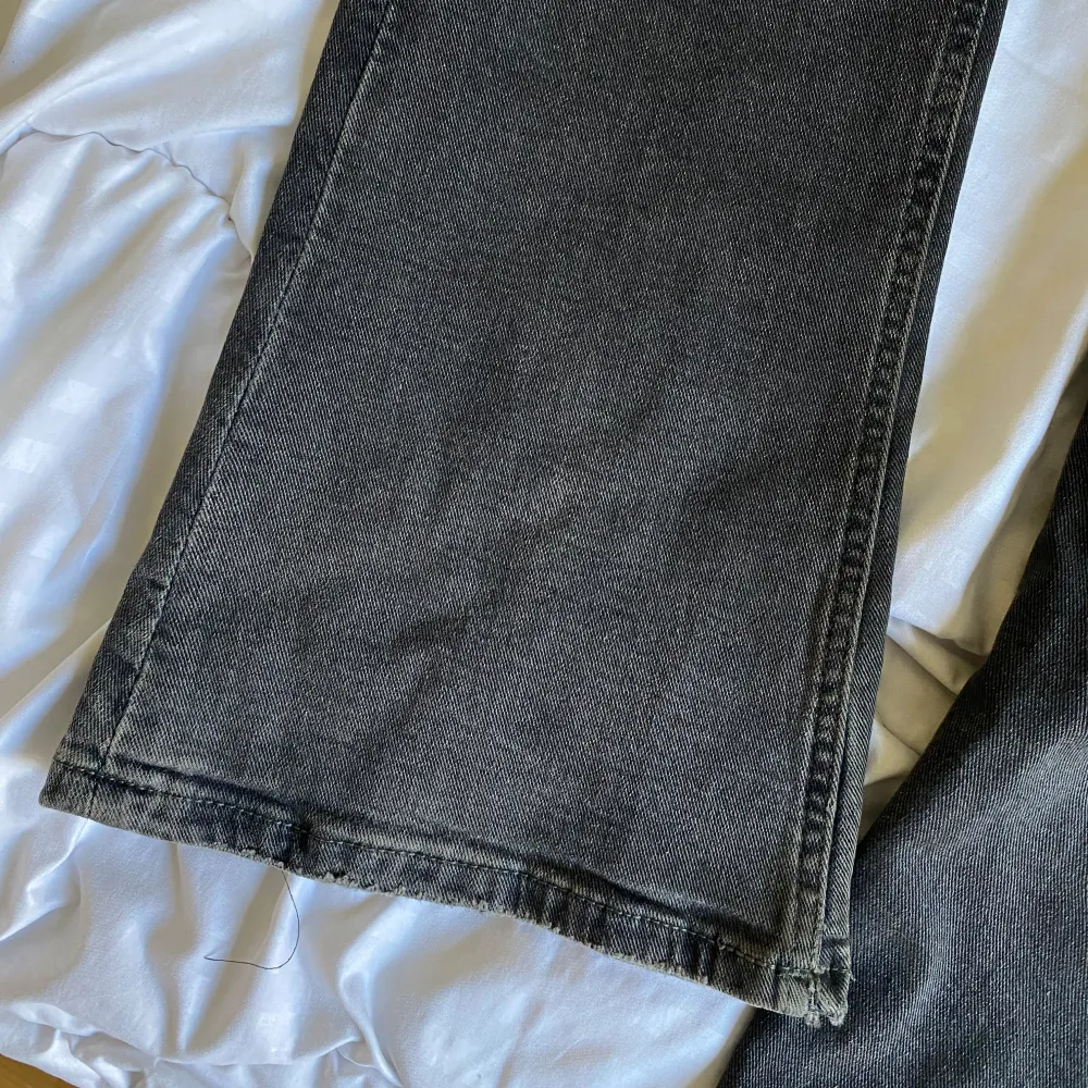 Dessa jeans är low waist och har två bakfickor. Dessa jeans har bootcut leg och har totalt 5 fickor. De är i bra skick och har en sliten design på benen.. Jeans & Byxor.