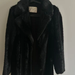  Svart pälsjacka från  zara -  Normal storleken 