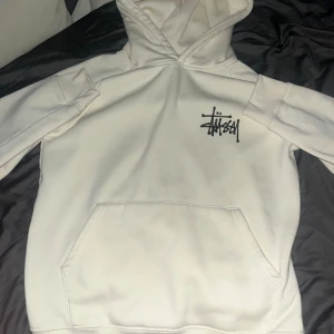 Stussy hoddie - Säljer då den är för stor för mig. Skriv vid intresse. Endast använd 5 gånger och har inga skador/fläckar.