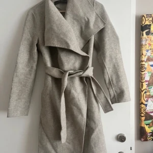 Kappa Zara - Säljer min kappa ifrån Zara då den inte kommer till användning. Perfekt nu till höst