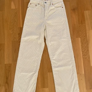 Levi’s Ribcage Straight beiga manchester. W26 L27 - Beiga Levi’s byxor i modellen Ribcage Straight.  Manchester material.  Relativt korta i modellen. Endast använda några fåtal gånger🫶🏻Nypris: 1099kr. Mitt pris: 400kr. 