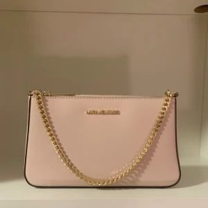 Michael Kors väska - 🤍