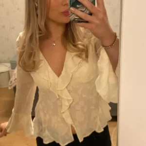 Zara blus - Bra skick, tyvärr är går det inte stänga knappen på armen men det syns intensiv tydligt