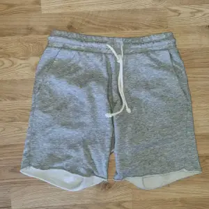 Mjukisshorts från h&m. Har en liten fläck av akrylfärg på framsidan (bild 2), och är väl använda men inga defekter utöver fläcken.