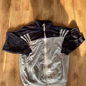 Adidas  - Adidas vindjacka  Du måste ta bort pellets och ränder från problem  Årgång 2001