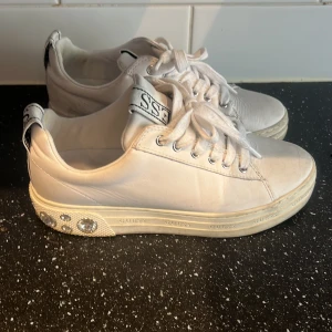 Guess - Skinnsneakers, vita väldigt bra skick