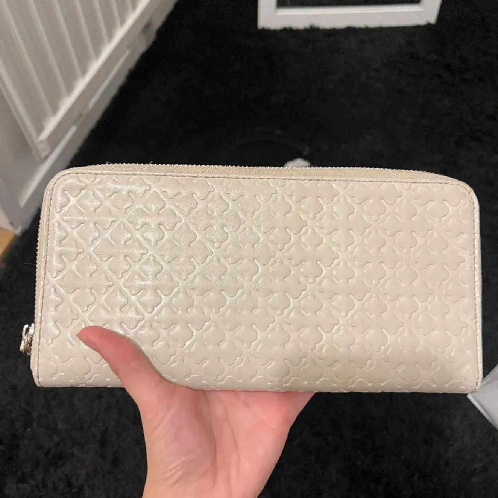 Superfin clutch från By Malene Birger. . Väskor.