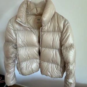 Uniqlo jacka - Säljer denna fina jacka från uniqlo. 🩷Perfekt nu till hösten/vintern.🥰Storlek s.
