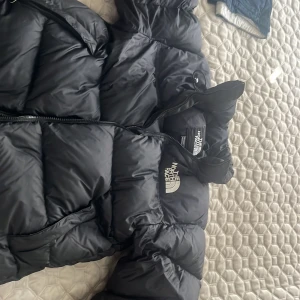 The north face jacka  - Andvänd i bra skick inga skador alls på jackan. Priset är inte hugget i sten så hör av er mer för info o pris.