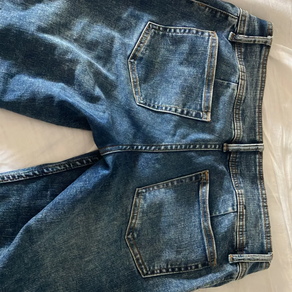 Säljer mina monki jeans då de är lite för stora på mig.  Är 170 och tycker de passar bra. De är bootcut men det ser man inte i bilderna. Jeans & Byxor.