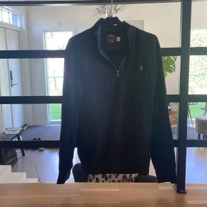 Ralph lauren half zip - Hej! Säljer min Ralph lauren half zip som är perfekt till hösten. Plagget har inga defekter och inte användts mycket alls. Nypris ca 2100. Meddela vi minsta fundering! Köparen står för frakt.