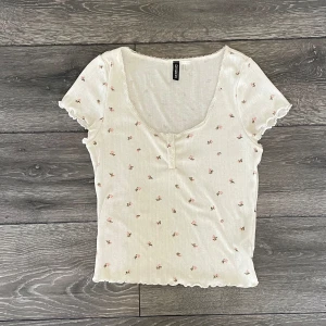Supersöt topp - Vit tröja med blomdetaljer, superbra skick