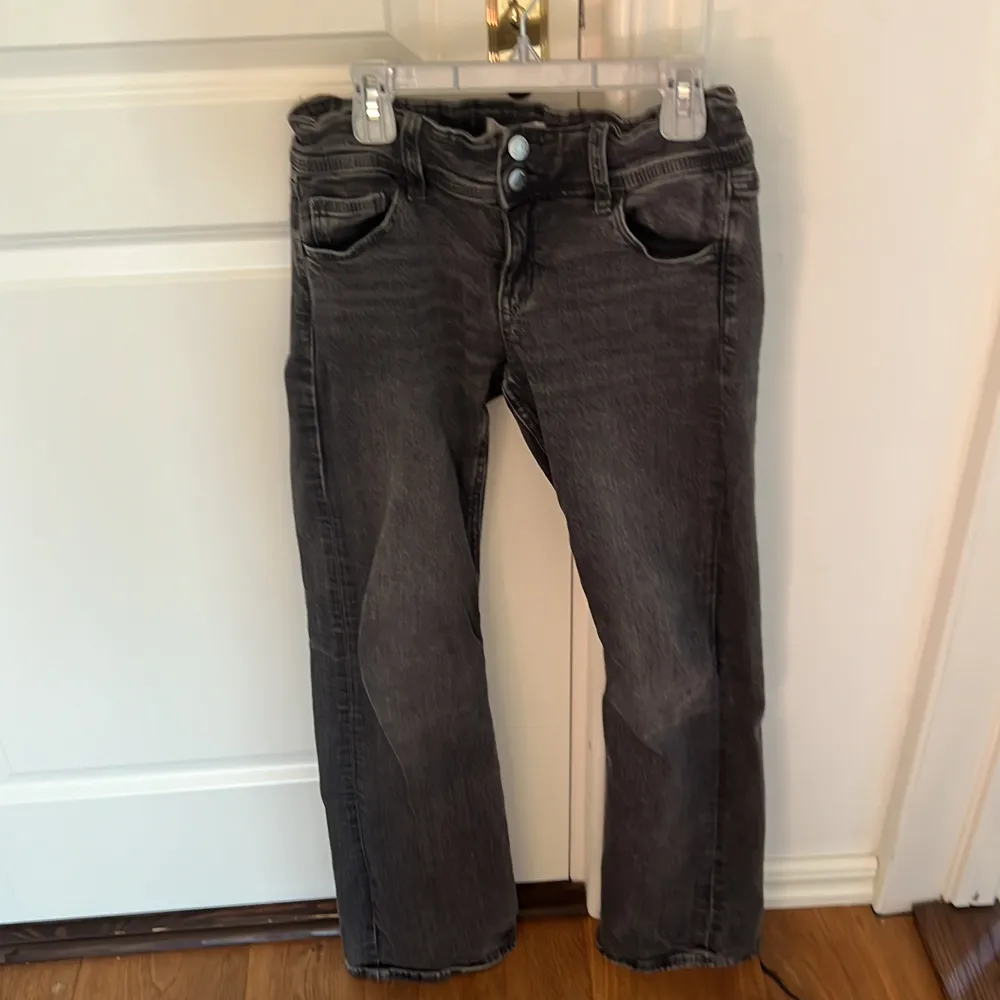 Köpta för 349kr. Ett par snygga svarta low waist jeans med fickor. Använd några gånger och är i bra skick! Säljer för att de inte kommer till användning längre💓. Jeans & Byxor.