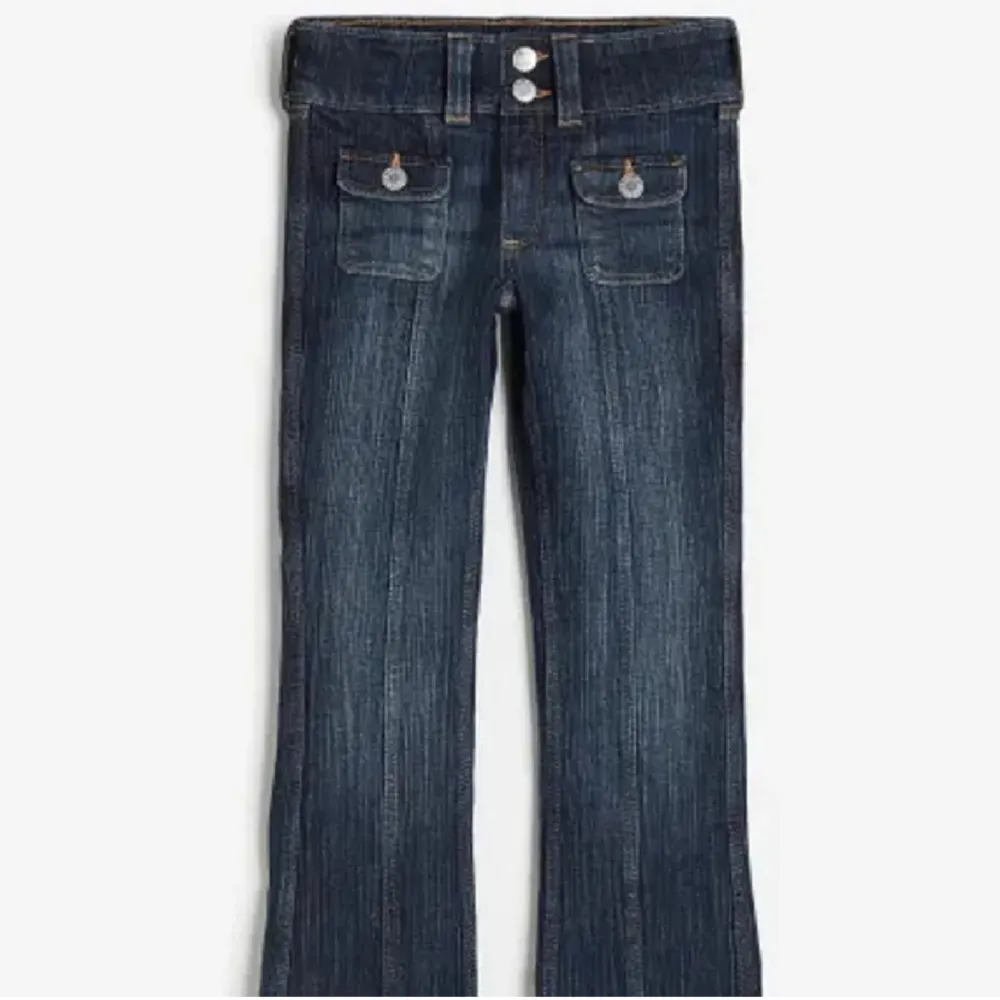 Eftertraktade hm jeans som inte säljs längre, strl 158/164 passar XS och S!💞 använda men inga defekter, low waist och bootcut. Jeans & Byxor.