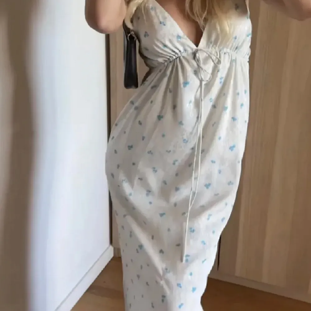 Blommig maxiklänning från Adoore, använd 1 gång så jättebra skick. Nypris va 1395 kr. Är i stl 36 men passar 34 oxå då man knyter själv. Går ner till fötterna på mig som är 170 cm (se sista bilden). De 2 första bilderna är lånade av Alva Blomdahl.🫶🏽. Mekot.