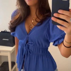 Blus  - Blus från Gina   Knappt använd 