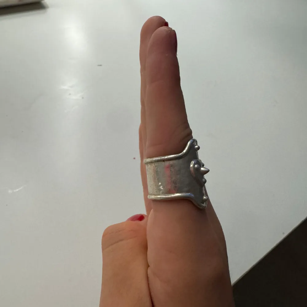 Säljer denna skit coola Maria Nilsdotter ring som jag köpte på utförsäljningen. Har inte andvänt den alls mycket så den är i väldigt fint skick❤️Hör av er för frågor!. Accessoarer.