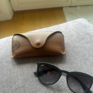 Solglasögon  - Säljer ett par svarta solglasögon från rayban