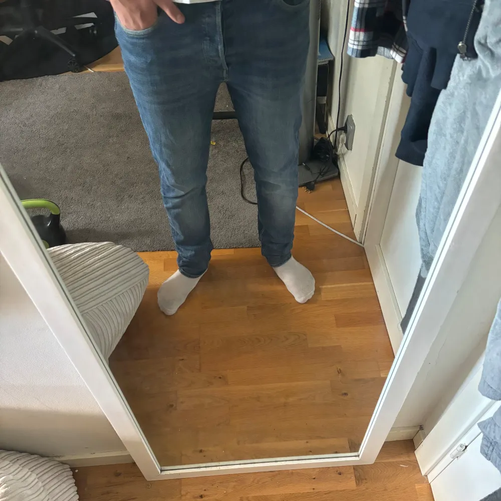 Tja säljer nu ett par slimfit jeans dom är i storlek 31/32 om du har några frågor eller funderingar är det bara att skriva.. Farkut & Housut.