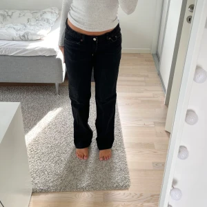 Zara jeans - Säljer dessa svart lågmidjade hans från zara då de aldrig är använda!!!
