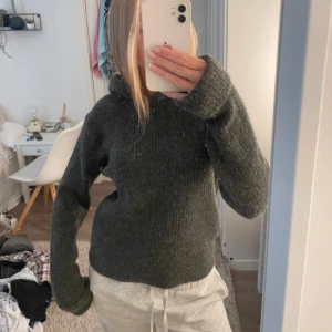 Stickad hoodie - Stickad hoodie från Weekday typ helt ny och mycket bra skick! Storlek S Grå