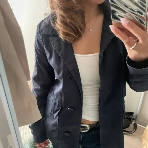 Vintage GAP jacka - Så fin vintage mörkblå GAP Jacka köpt secondhand i Frankrike, perfekt till hösten då den är lätt men lite varmare än en vanlig sommar jacka ⚜️💙🏹