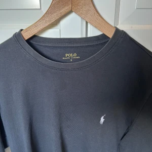 Ralph Lauren långärmad t-shirt - Tja säljer en svart långärmad t shirt från Polo Ralph Lauren, kan även funka med tunn t shirt under den, den har nån svart fläck på sig som inte går bort, men inget man tänker på så, strl S, nypris 1100kr, fraktar gärna finns och hämta i Bollebygd!