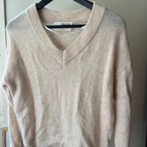 Tröja från Selected Femme - Ljusbeige tröja