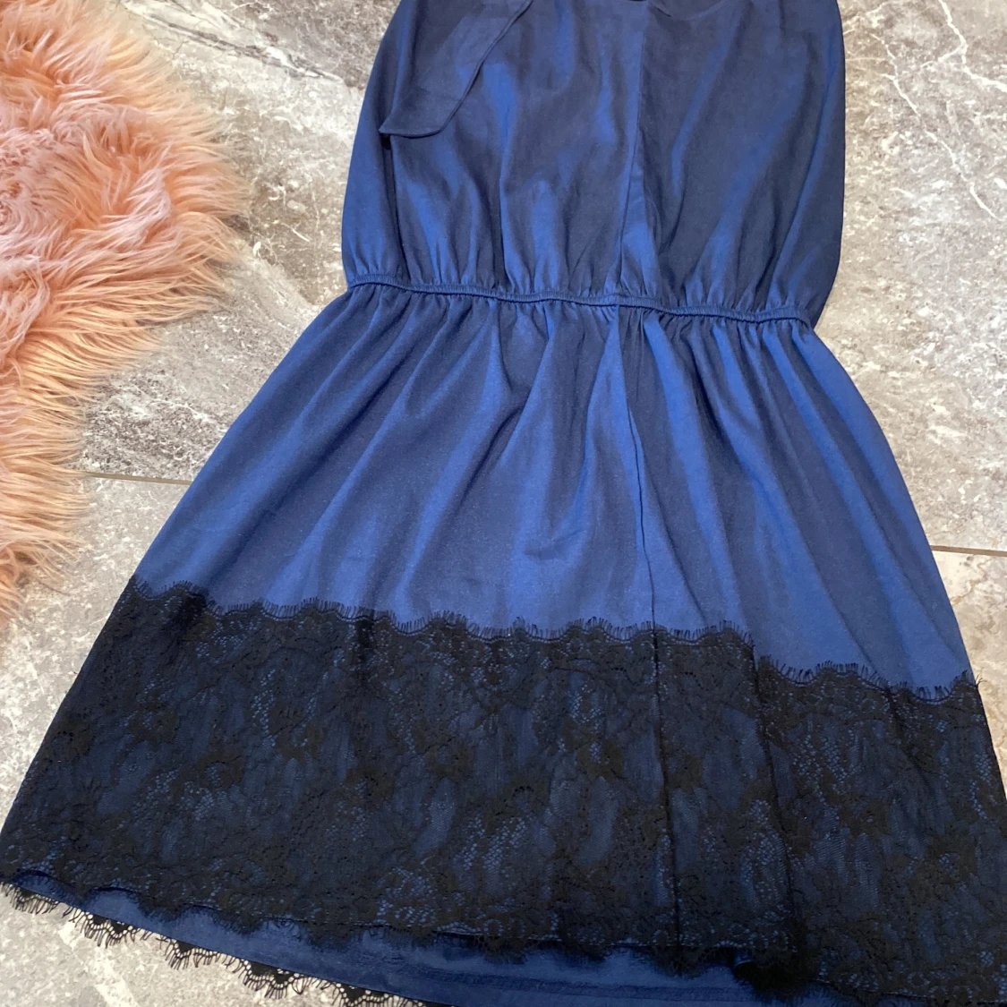 Mörkblå klänning med spetsdetaljer - 1