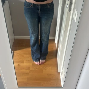 Trendiga blåa jeans - Säljer dessa skitsnygga trendiga relativt låga jeans från volcom 💕 de är dock lite slitna längst ner, hör av er om frågor💕