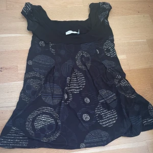 Skitsöt unik topp - Säljer denna jättefina topp då den inte kommer till användning längre. Storlek står inte i tröjan men skulle uppskatta till M/S. Har en liten defekt som visas i sista bilden där en söm gått upp men är knappt märkbart. Hör av dig vid frågor!❤️