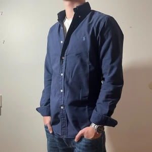 Ralph lauren skjorta  - Mörkblå skjorta från Ralph lauren, storlek S passar M, i fint skick med inga defekter. pris 499kr, modellen är 174cm och 67kg. Skriv vid fundering eller fråga👀