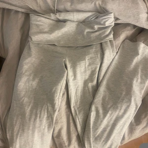 Yoga pant  - Yoga pants köpta idag men dom är för stora så de kommer inte komma till användning , skriv för fler bilder💗