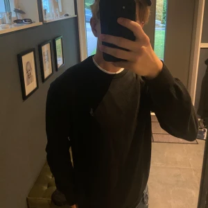Polo Ralph Lauren Tröja - En riktigt fet stickad ”Polo Ralph Lauren” sweatshirt i utmärkt skick✅| Jag på bilden är ca 182| hör av er vid mer frågor eller bilder!💸