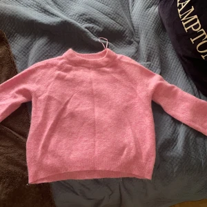 Rosa stickad tröja från Zara - Säljer en superfin rosa stickad tröja från Zara. Den är perfekt för kyliga dagar med sin mjuka och bekväma passform. Tröjan har långa ärmar och en klassisk rund halsringning. Perfekt för både vardag och mysiga hemmakvällar! 💖