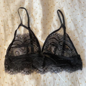 Söt svart bralette - Supergullig svart bralette i spets med en söt rosett. Står ingen storlek men skulle säga att den passar S-M🤍 Hör av dig om du har frågor 🎀 