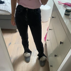 Svarta jeans - Så fina jeans med slits, helt oanvända