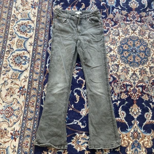 Skitsnygga jeans från Gina tricot🥂🐆⭐️ - Jättefina på men är tyvärr för små❤️ Gråsvart färg