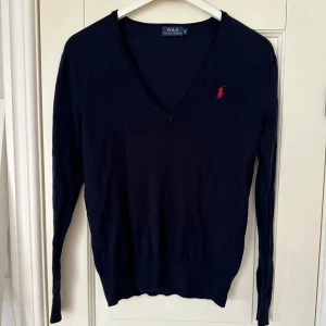 Ralph Lauren tröja - Marinblå stickad Ralph Lauren tröja i storlek M med V-ringning i halsen. Använd ett par gånger. 