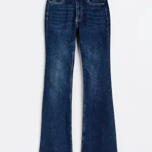 Säljer dessa super snygga Bootcut Jeansen från H&M! 🎀 Dom är i perfekt skick och ej använda! 🩷 Når precis under naveln på mig och sitter annars perfekt, säljer då de är för korta för mig. Är själv 172 och de är i storlek 32! 💕Pris kan diskuteras!!!!!